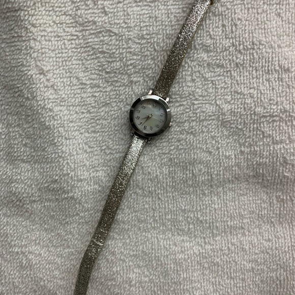 CUTE DISNEY SPARKLY WATCH WORN TWICE LIKE NEW CONDITION battery must be replaced - Picture 8 of 15